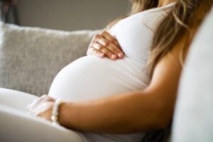Lei prevê retorno das grávidas ao trabalho presencial e fim do salário-maternidade para as não vacinadas