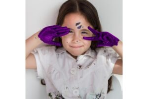 Menina que foi convidada para expor obras de arte na França