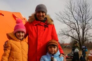Pessoas esperam ônibus em uma estação enquanto tentam evacuar a cidade de Kiev, na Ucrânia