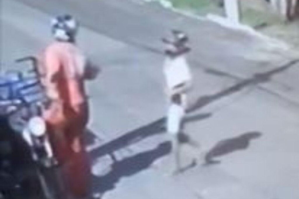 A criança sobe em uma moto com um adulto após o assalto