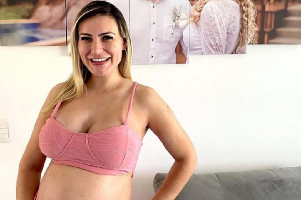 Andressa Urach e filho no quarto dele