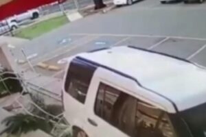 Land Rover perde o controle e atropela criança