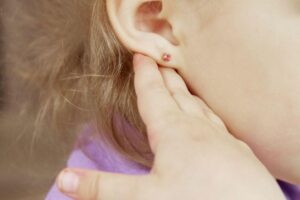 O pai levou a filha parar furar a orelha na Claire’s