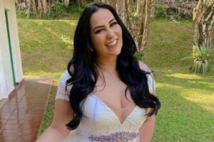 Fabíola Gadelha rebate comentários negativos de fãs após publicar foto na praia
