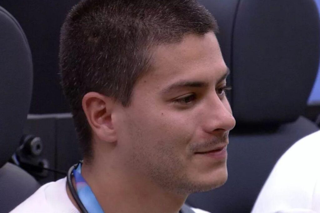 Arthur Aguiar chora ao ouvir Maíra Cardi contar história linda sobre tia-avó dele no Almoço do Anjo