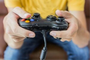 O menino queria jogar jogos “violentos” segundo a mãe, mas ela não deixou