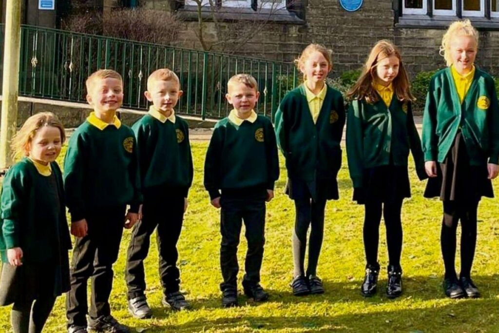 Todos estudam na mesma escola em Stalybridge, Greater Manchester