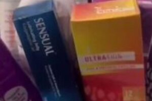 A mãe deu algumas camisinhas e lubrificante para o filho adolescente de aniversário