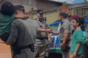 A imagem foi tirada pela mãe, antes de deixar as filhas com a avó, para realizarem a compra dos presentes