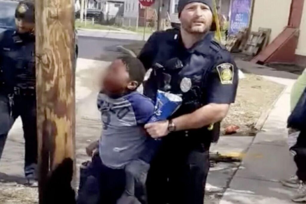 A abordagem policial revoltou internautas