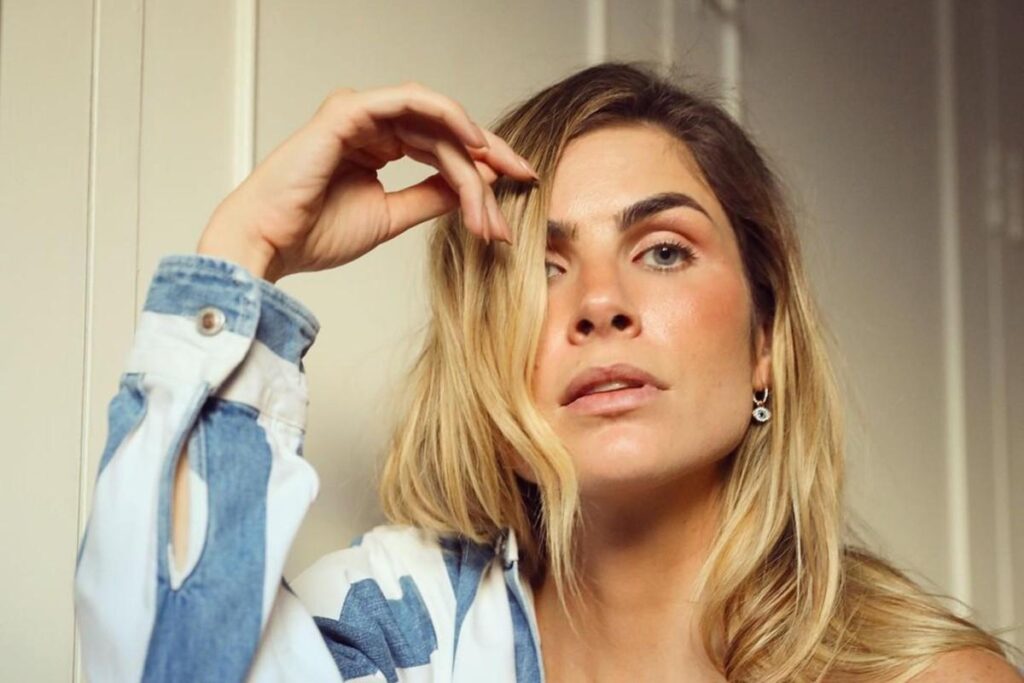 Julia postou várias fotos do momento da amamentação