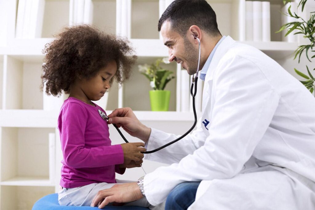 Consultar o médico regularmente é fundamental para o desenvolvimento do seu filho