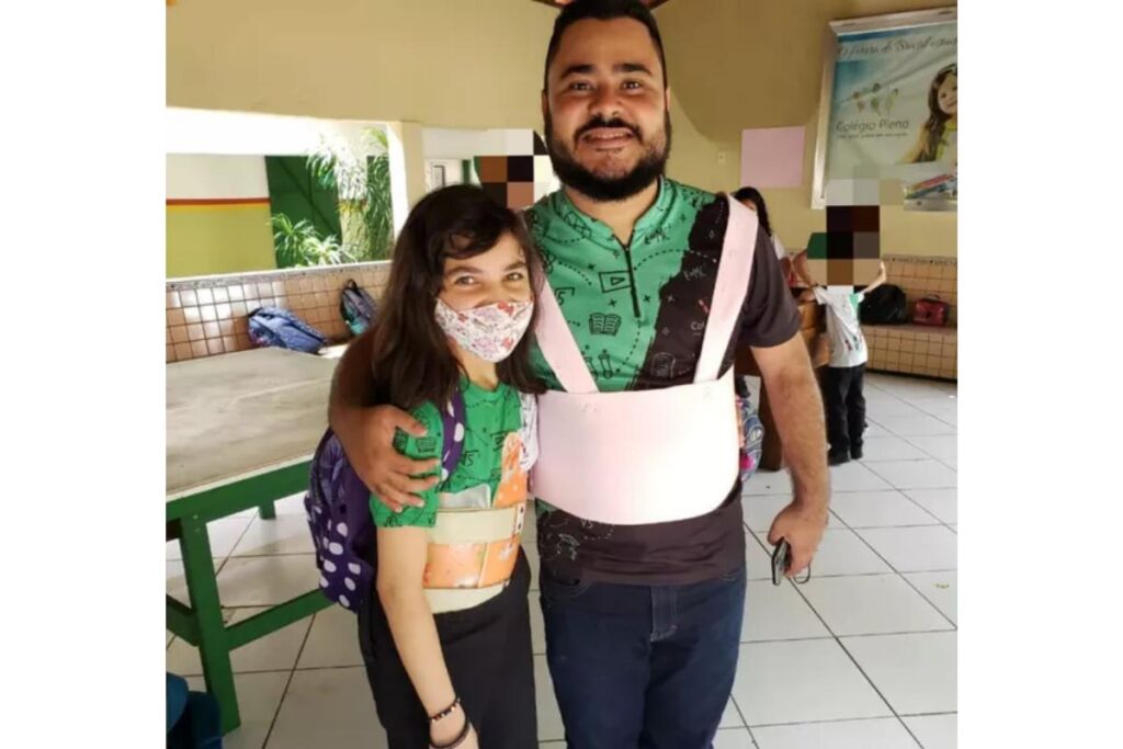 O professor de história decidiu ajudar a sua aluna, Sophia Melo, que sofria bullying de outros colegas