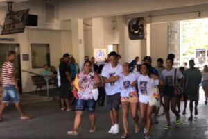 Raquel caiu de um carro alegórico no Carnaval do Rio e foi imprensada contra um poste