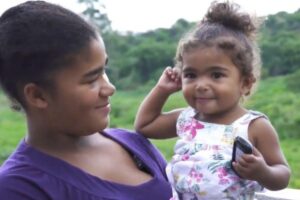 Agora Mikaeli e a filha, Heloisa, conseguiram mudar de vida