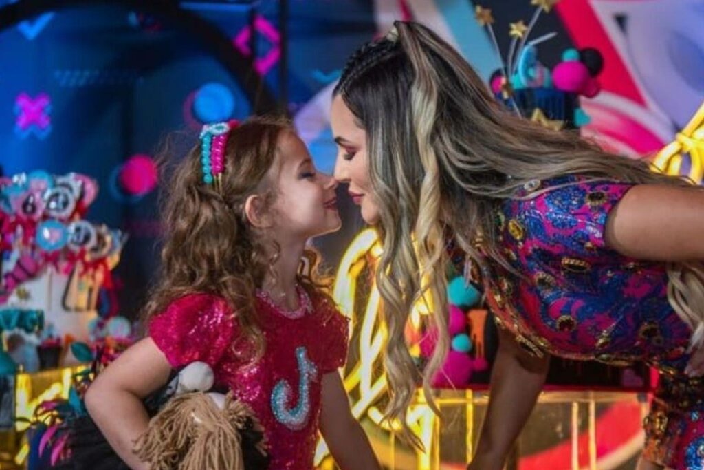 Bolo de aniversário da festa da filha de Deolane
