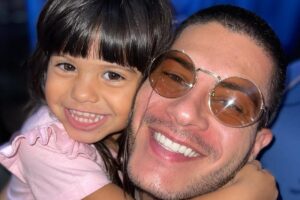 Arthur Aguiar mostra domingo de brincadeiras e carinho com a filha Sophia: veja o vídeo