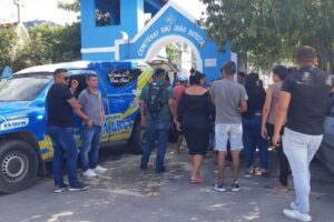 A jovem foi prensada por um ônibus na grade do terminal