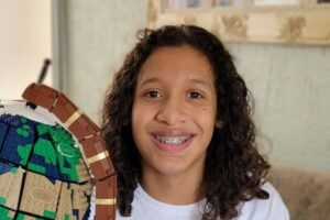 Criança com autismo constrói globo terrestre de quase 2600 peças aos 13 anos