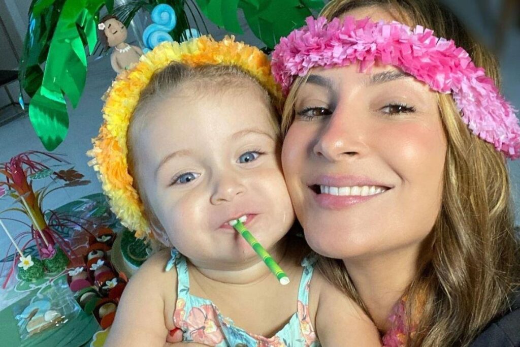 Claudia Leitte aparece usando a mesma camiseta que a filha