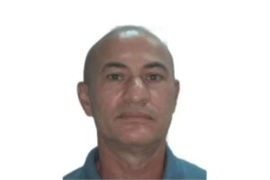 O policial é acusado de matar a tiros um pai e o filho