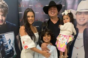 A esposa de Aleksandro relembrou uma foto com o cantor e falou sobre a saudade que sente