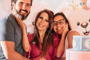 O casal conseguiu registrar o bebê apenas com os nomes dos pais biológicos