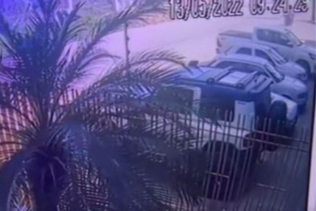 A mãe e a filha bateram com a moto no poste