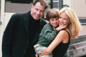 John Travolta homenageia a falecida esposa durante o Dia das Mães