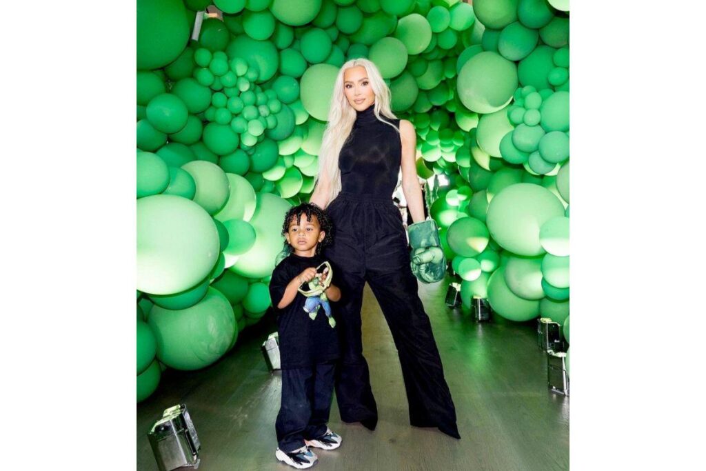 Colar usado pelo filho de Kim Kardashian custa R$1 milhão: Veja fotos e detalhes
