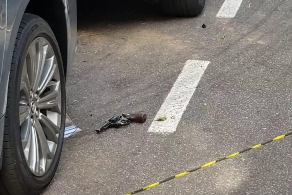 Cerca de 12 tiros foram disparados, depois que um policial que estava no local reagiu