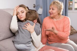 Mãe leva filho para casamento em que crianças não foram convidadas, e família fica furiosa