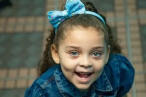 Laura da música da baleia: menina de 5 anos viraliza cantando ópera em apresentação da escola