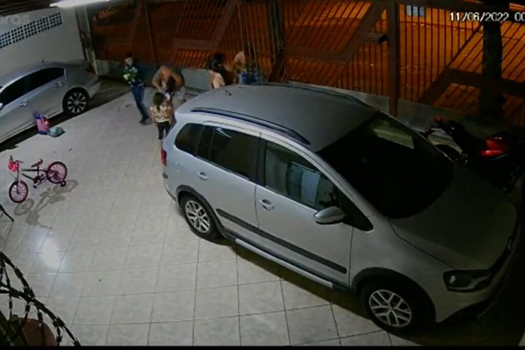 Pais pedem ajuda ao vizinho bombeiro para salvar bebê engasgado