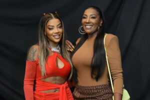 Silvana Oliveira, mãe de Ludmilla, recebe surpresa de aniversário ao chegar em casa