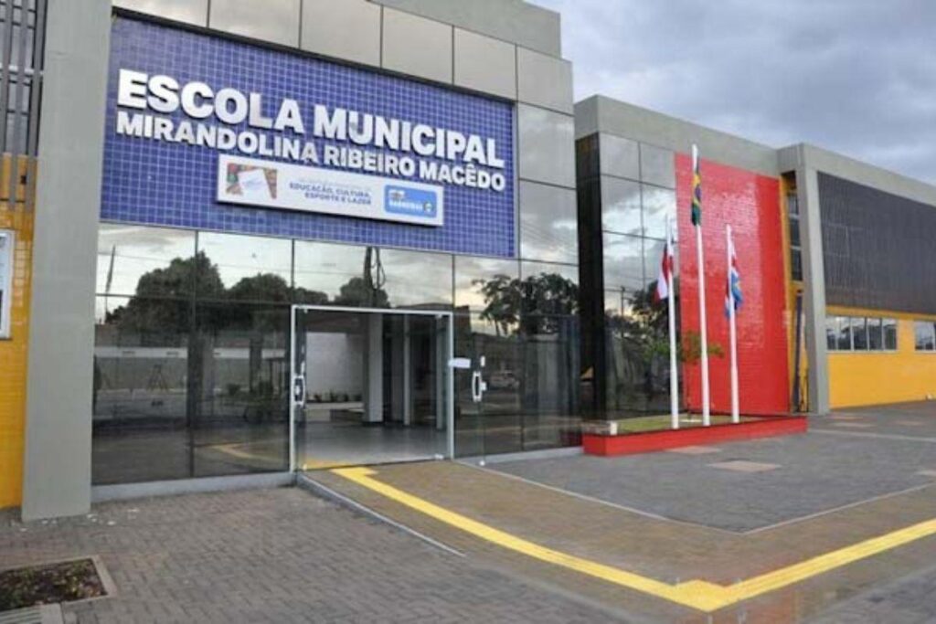 Criança é obrigada a beijar colega na boca