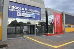 Criança é obrigada a beijar colega na boca