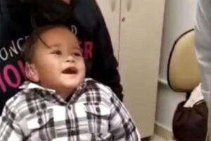 Bebê de 1 ano ouve pela primeira vez após instalar aparelho auditivo