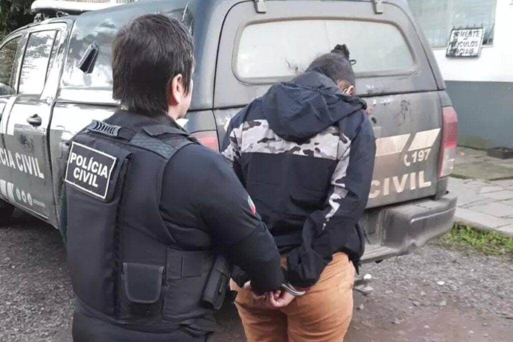 A mãe e o padrasto de uma menina de 3 anos foram detidos acusados de tortura