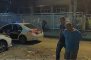 A criança foi encontrada enrolada em um cobertor e sem sinais de violência