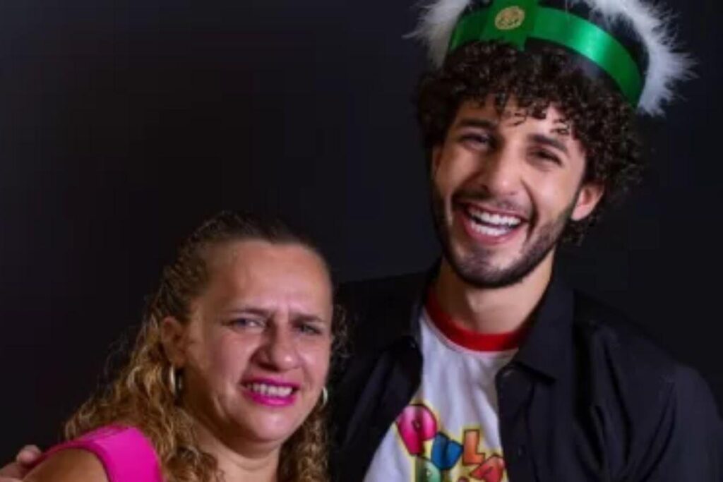 Após trabalhar em pula-pula para sustentar o filho, mãe ganha homenagem na formatura dele