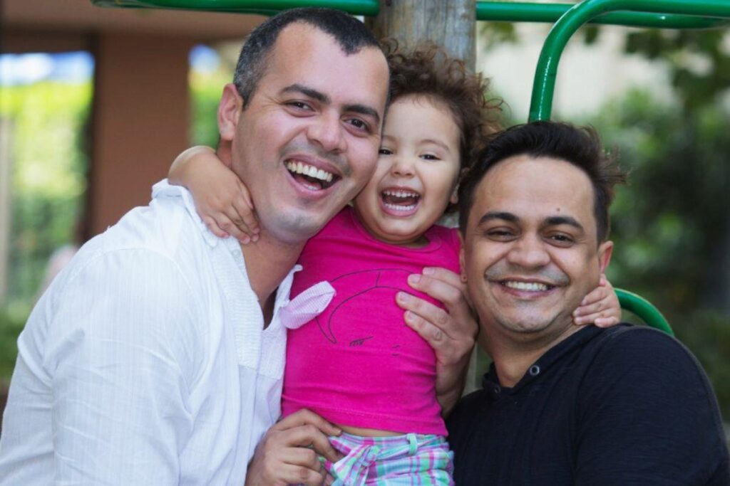 Betho e Erick são pais de Teté e falam sobre parentalidade e adoção no Instagram @papaipeando