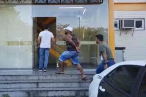 Menina de 11 anos foi afastada da escola desde os 9 anos, e mantida em cárcere privado por mãe e padrasto