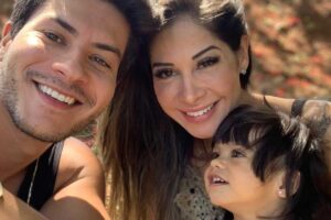 Maíra junto da filha quando a mais nova não possuía nem uma semana de vida