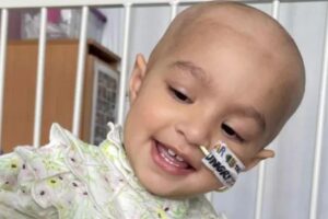 Família de bebê com leucemia oferece dinheiro para doador compatível