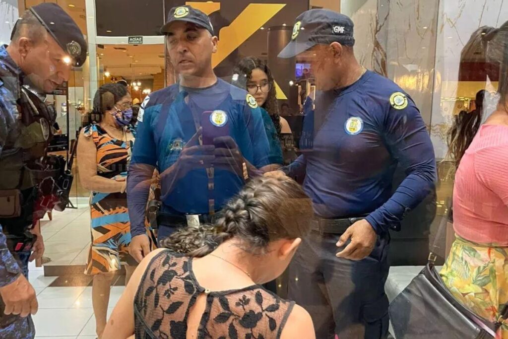 Os agentes do shopping usaram a técnica de 'tapotagem' para desengasgar o garoto