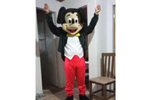 Ele está nos semáforos, vendendo pipoca doce para ajudar a implementar a renda da esposa.