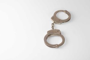 Mãe e filha foram presas pelo crime de extorsão de mais de R$ 600 mil, e homem, identificado como ex marido da mãe, ajudava no golpe
