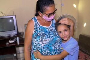 Menino de 8 anos decide vender “geladinho” para ajudar a avó pagar o aluguel