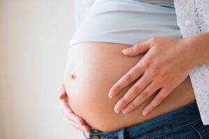 Grávida teve o direito a acompanhante negado por maternidade na hora do parto, e sofreu negligência por parte de médico obstetra